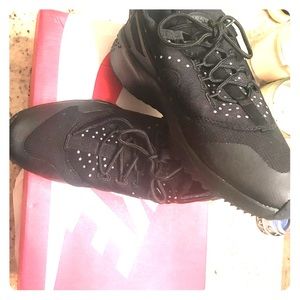 All black Nike Air Harauches Men’s 7.5/Women’s 9.5